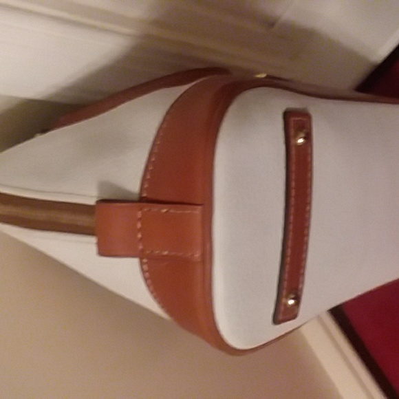 🎁 SOLD NEW Dooney & Burke White w SaddleTan Bag/Crossbody - Picture 5 of 12